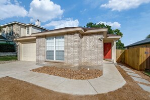 Exterior - Cheerful 3 bedroom with hot tub - next to Sea World, near Lackland AFB. (San Antonio)