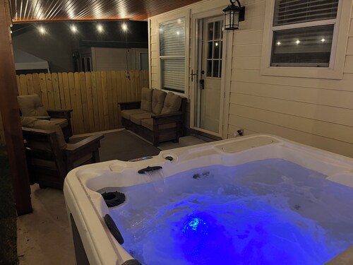 Cheerful 3 bedroom with hot tub - next to Sea World, near Lackland AFB.