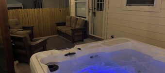 Cheerful 3 bedroom with hot tub - next to Sea World, near Lackland AFB.