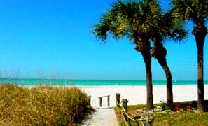 Plage à proximité, chaises longues, serviettes de plage