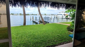 A view of a marina with boats docked, a grassy area, and palm trees. - Waterside studio in the heart of Treasure Island, walk to beach (Treasure Island)