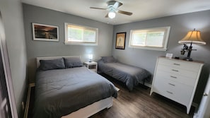 5 bedrooms, desk, WiFi