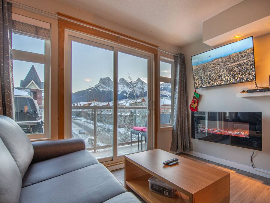 Family Apartment | Living area | 55-inch TV with cable channels, fireplace, heated floors