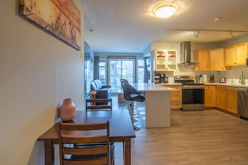 Family Apartment | 2 bedrooms, Egyptian cotton sheets, premium bedding, memory foam beds