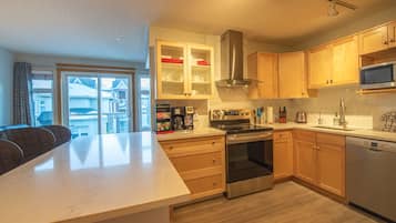 Appartement Familial | Cuisine privée | Grand réfrigérateur, micro-ondes, four, lave-vaisselle