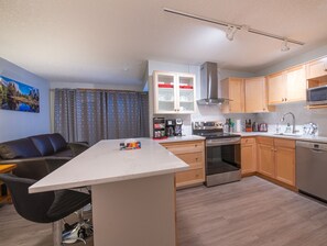 Apartamento família | Cozinha privada | Geladeira grande, micro-ondas, fogão, lava-louças