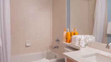 Apartament familiar | Bany | Combinació de dutxa i banyera i articles de tocador gratuïts