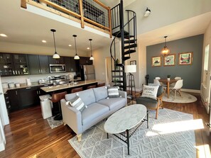 Smart TV, fireplace, video games - Welcome to The Yeti Hut! (Seattle)