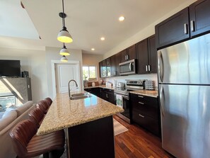 Fridge, microwave, oven, stovetop - Welcome to The Yeti Hut! (Seattle)