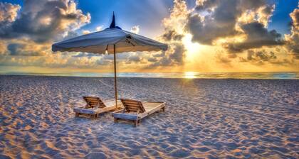 ⭐SEASIDE SERENITY⭐Singer Island 2/2⭐Huge Pool+Spa⭐