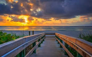Beach nearby, sun loungers, beach towels - ⭐SEASIDE SERENITY⭐Singer Island 2/2⭐Huge Pool+Spa⭐ (West Palm Beach)