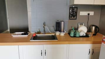 Deluxe Studio Suite | Private kitchen | Mini-fridge, cookware/dishes/utensils