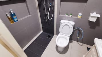 Deluxe Studio Suite | Bathroom | Shower, rainfall showerhead, free toiletries, towels
