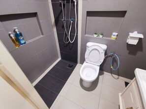 Suite studio Deluxe | Salle de bain | Douche, douche cascade, articles de toilette (gratuits)