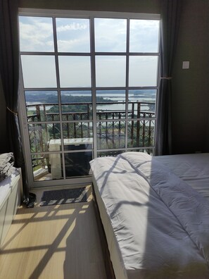 Deluxe Studio Suite | Desk, iron/ironing board, free WiFi, bed sheets - Kampar Champs Elysees 4pax Homestay (Kampar)