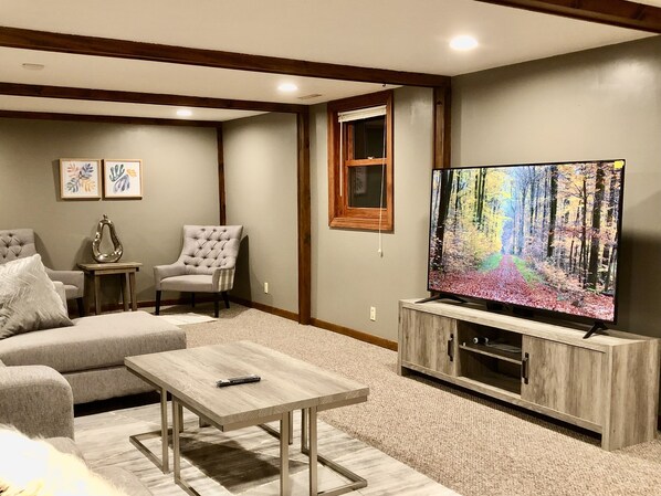 Deluxe House | Living area | 70-inch Smart TV with digital channels, TV - Truyen Quach (Lincoln)