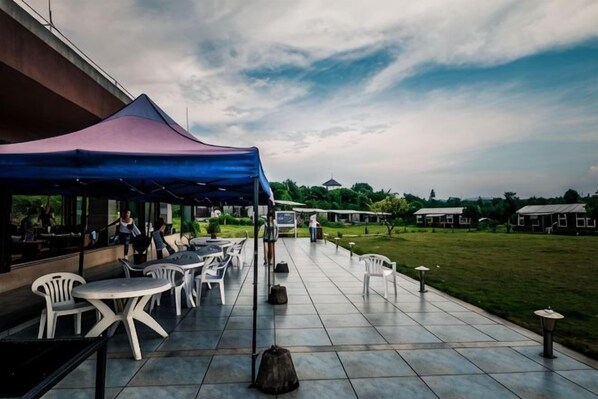 Outdoor dining - Daxiagu Ligong Guoyuan Holiday Hotel (Ruyuan)