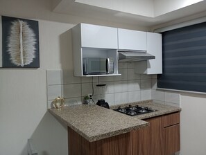 Microwave, oven, coffee/tea maker, cookware/dishes/utensils