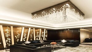 A modern living room with a sofa set, a coffee table, and decorative panels on the wall. - Sibaike Hotel (Zhongshan)