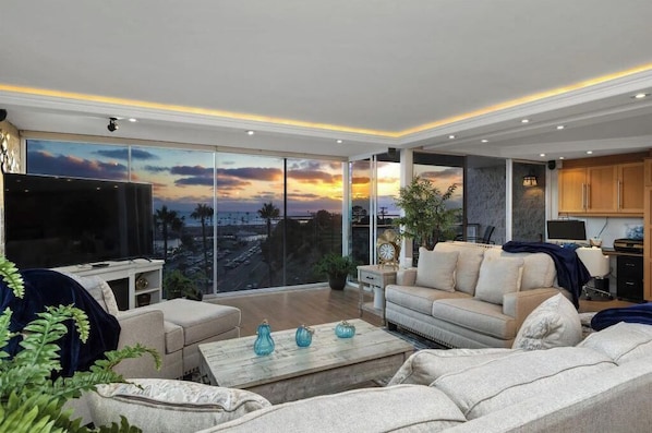 Smart TV, fireplace