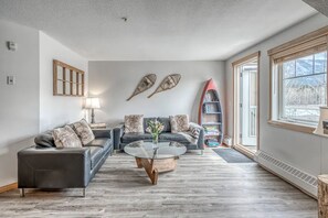 Smart-TV, peis, bøker og stereoanlegg