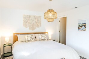 3 slaapkamers, een bureau, een strijkplank/strijkijzer, reisbedje