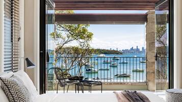 4 bedrooms, desk, iron/ironing board, WiFi