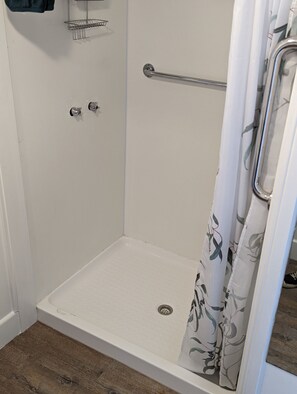 Shower, towels, toilet paper - Omeo acreage getaway in the Victorian High Country (Omeo)