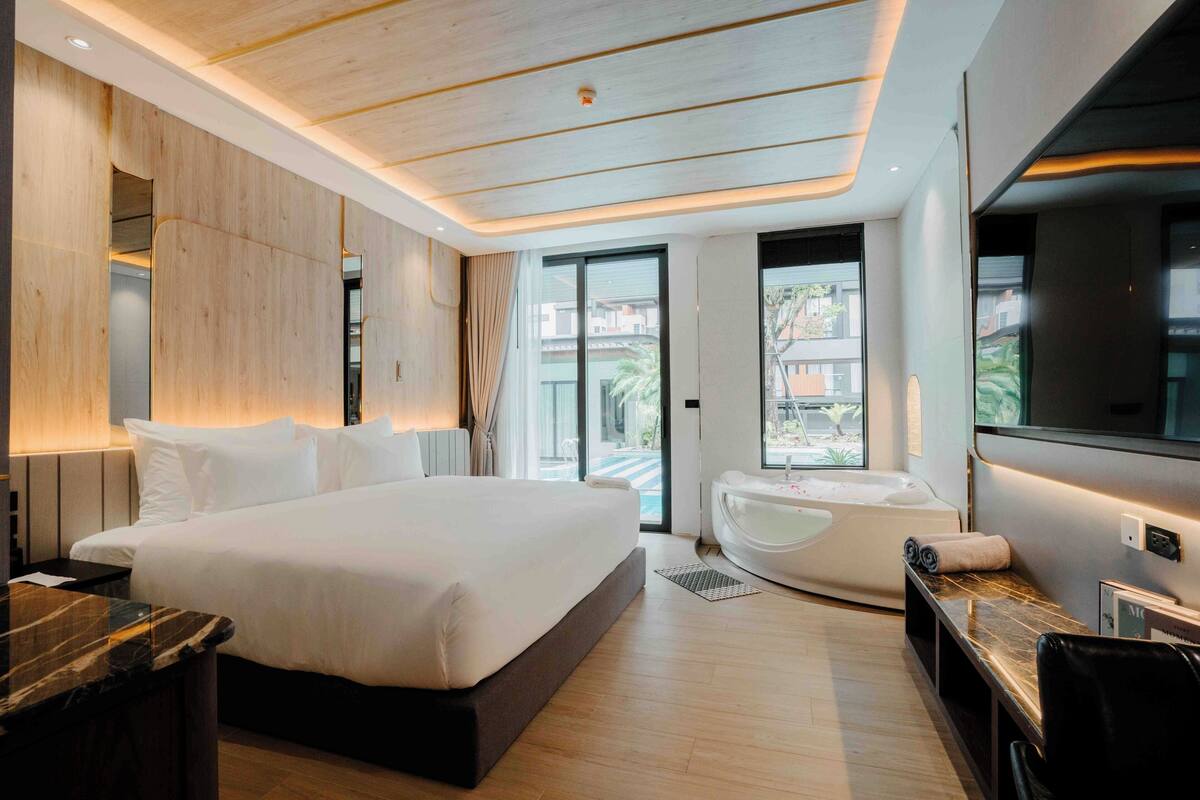 Sunken Pool Access with Jacuzzi | Minibar với thức uống miễn phí, két bảo mật tại phòng, bàn 