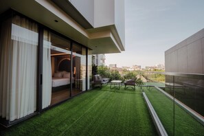 Camera Deluxe, 1 letto king, balcone, vista giardino | Minibar con snack e bevande gratuite, una cassaforte in camera