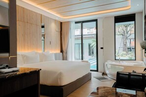 Sunken Pool Access with Jacuzzi | Minibar (inkludert), safe på rommet, individuelt dekorert og skrivebord