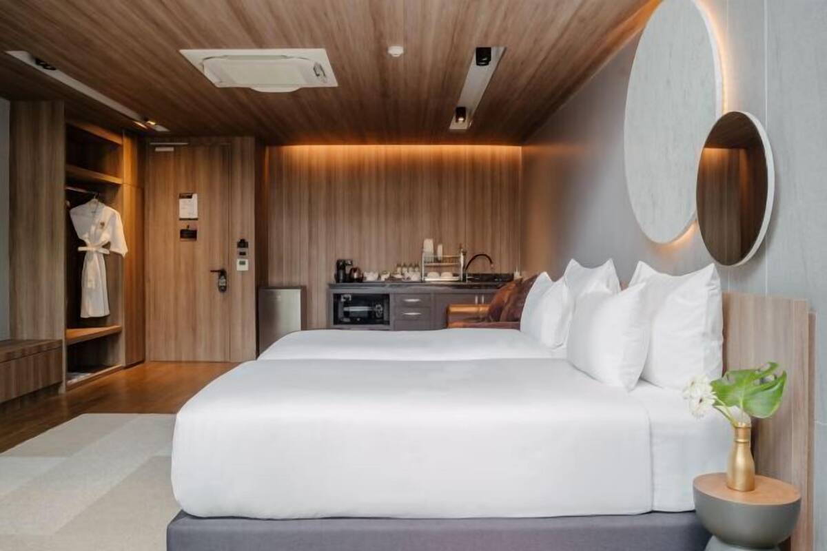 Minibar với thức uống miễn phí, két bảo mật tại phòng, bàn 
