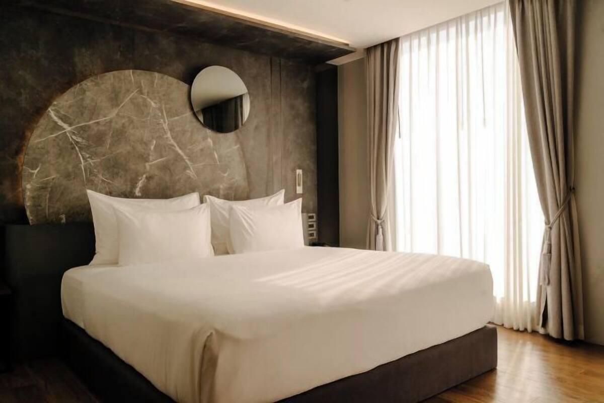Minibar với thức uống miễn phí, két bảo mật tại phòng, bàn 