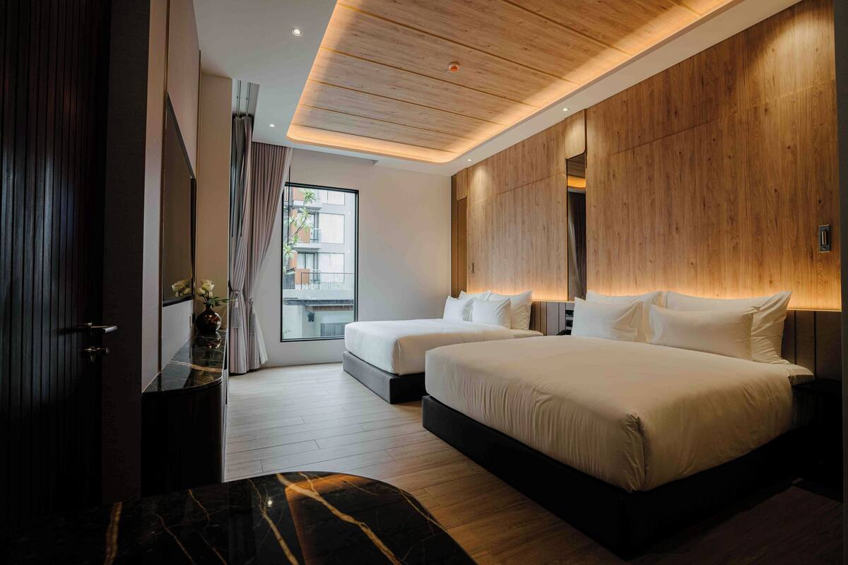 Friend and Family Pool View | Minibar với thức uống miễn phí, két bảo mật tại phòng, bàn 