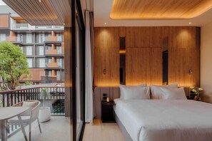 Upper Pool View | Minibar (inkludert), safe på rommet, individuelt dekorert og skrivebord