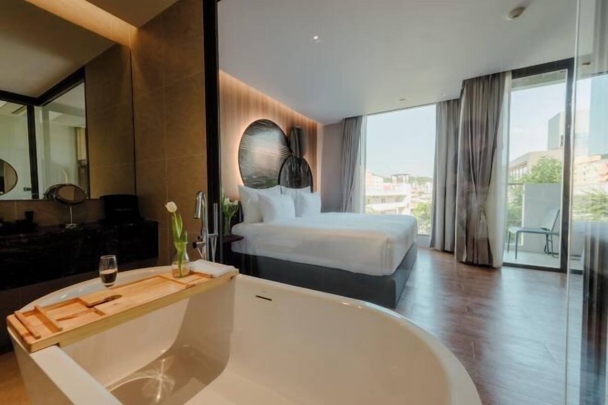 Minibar với thức uống miễn phí, két bảo mật tại phòng, bàn 