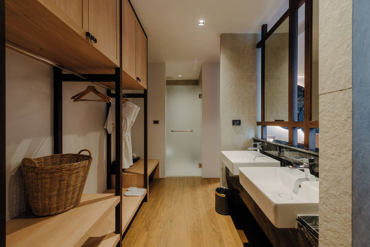 Deluxe Pool View | Minibar với thức uống miễn phí, két bảo mật tại phòng, bàn 