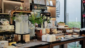 A bar area with a beer tap, various jars of condiments, and a coffee machine. - RICHMANN RESORT HOTEL HATYAI (Hat Yai)