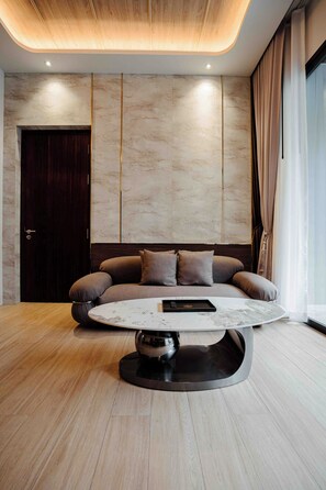 Minibar (inkludert), safe på rommet, individuelt dekorert og skrivebord