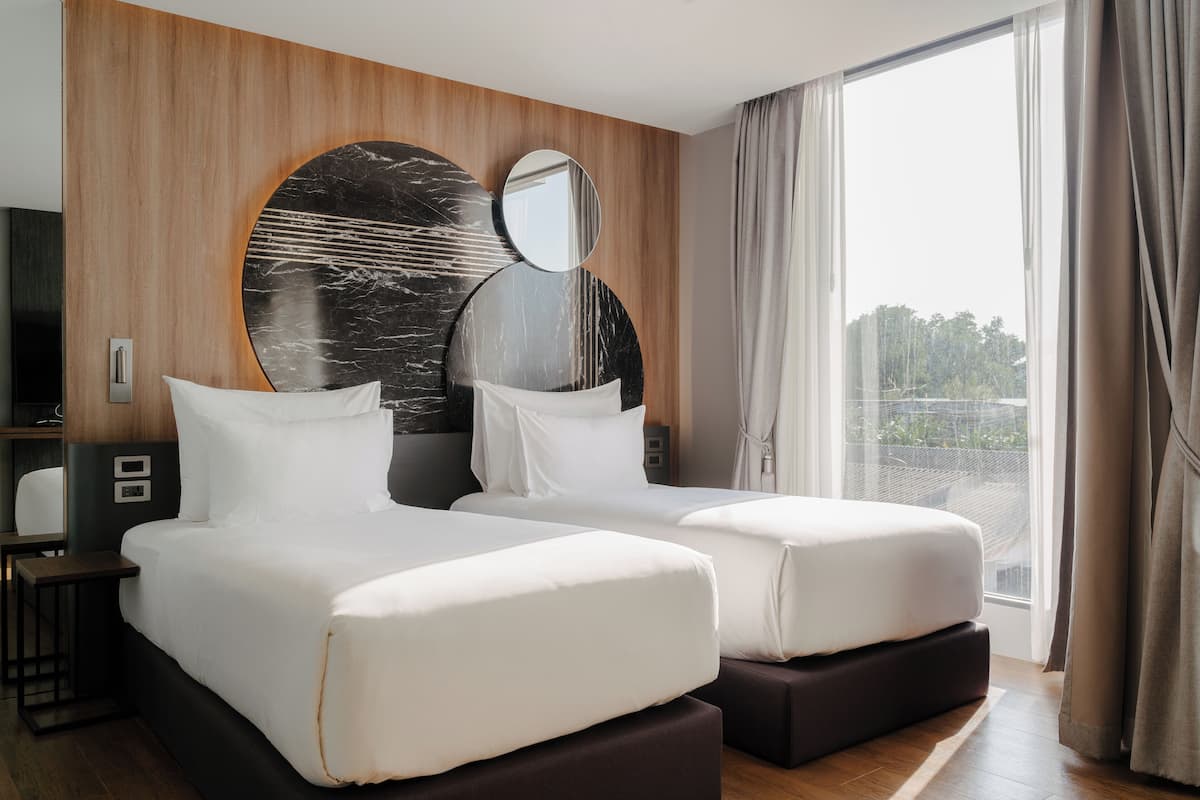 Standard Twin Room, 2 Twin Beds, Non Smoking | 1 bedroom, free minibar, in-room safe, individually decorated