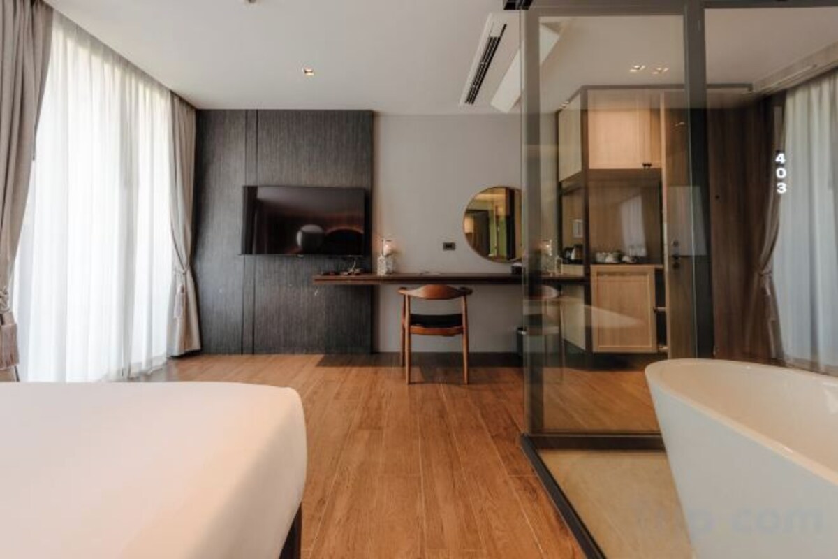 Minibar con artículos gratuitos y caja de seguridad en la habitación 