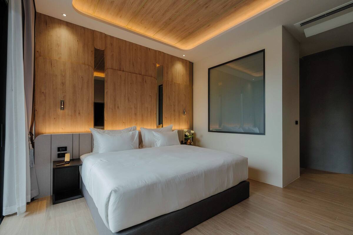 Minibar với thức uống miễn phí, két bảo mật tại phòng, bàn 