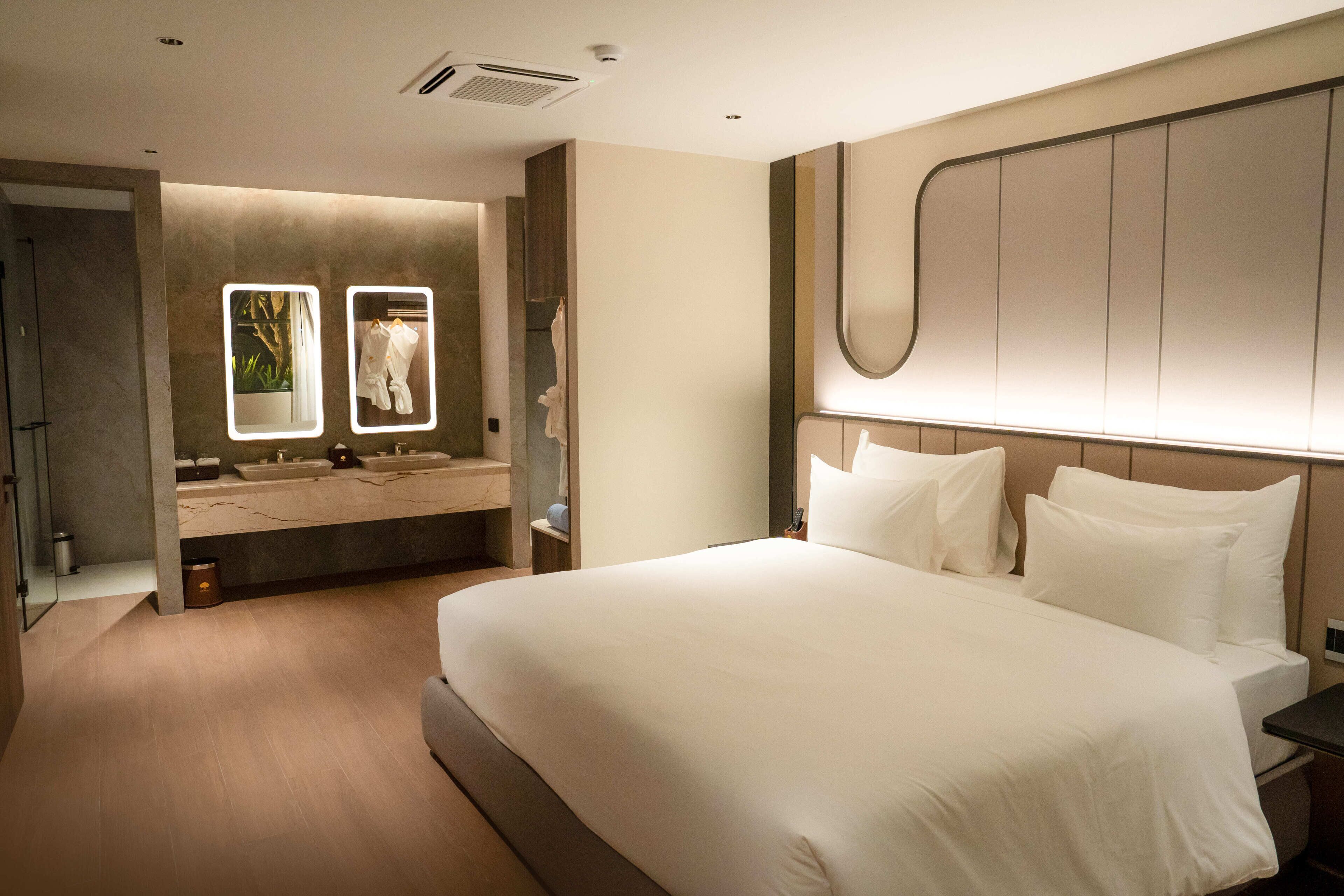 Penthouse | Free minibar, in-room safe, individually decorated, desk