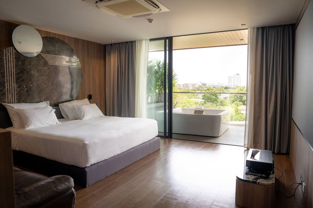 Grand Jacuzzi Super King | Minibar với thức uống miễn phí, két bảo mật tại phòng, bàn 