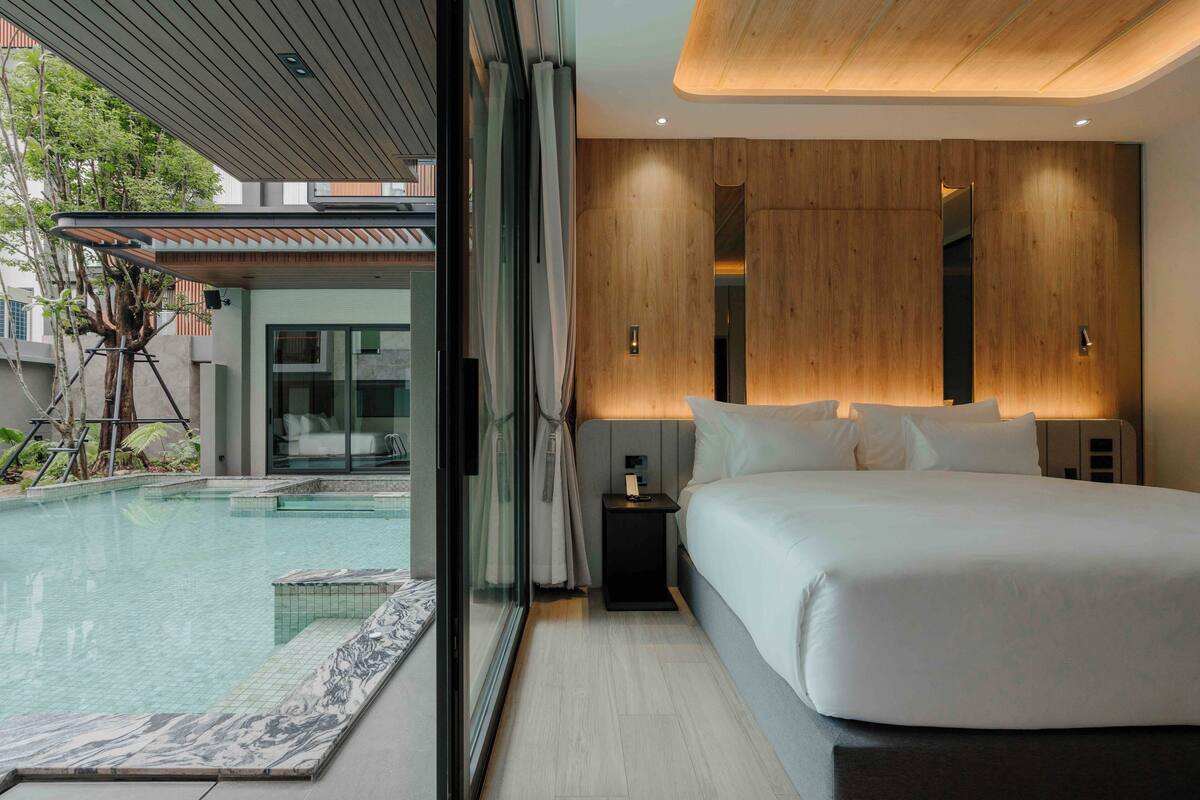 Minibar với thức uống miễn phí, két bảo mật tại phòng, bàn 