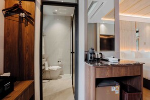 Sunken Pool Access with Jacuzzi | 1 dormitorio, minibar con artículos gratuitos, caja fuerte