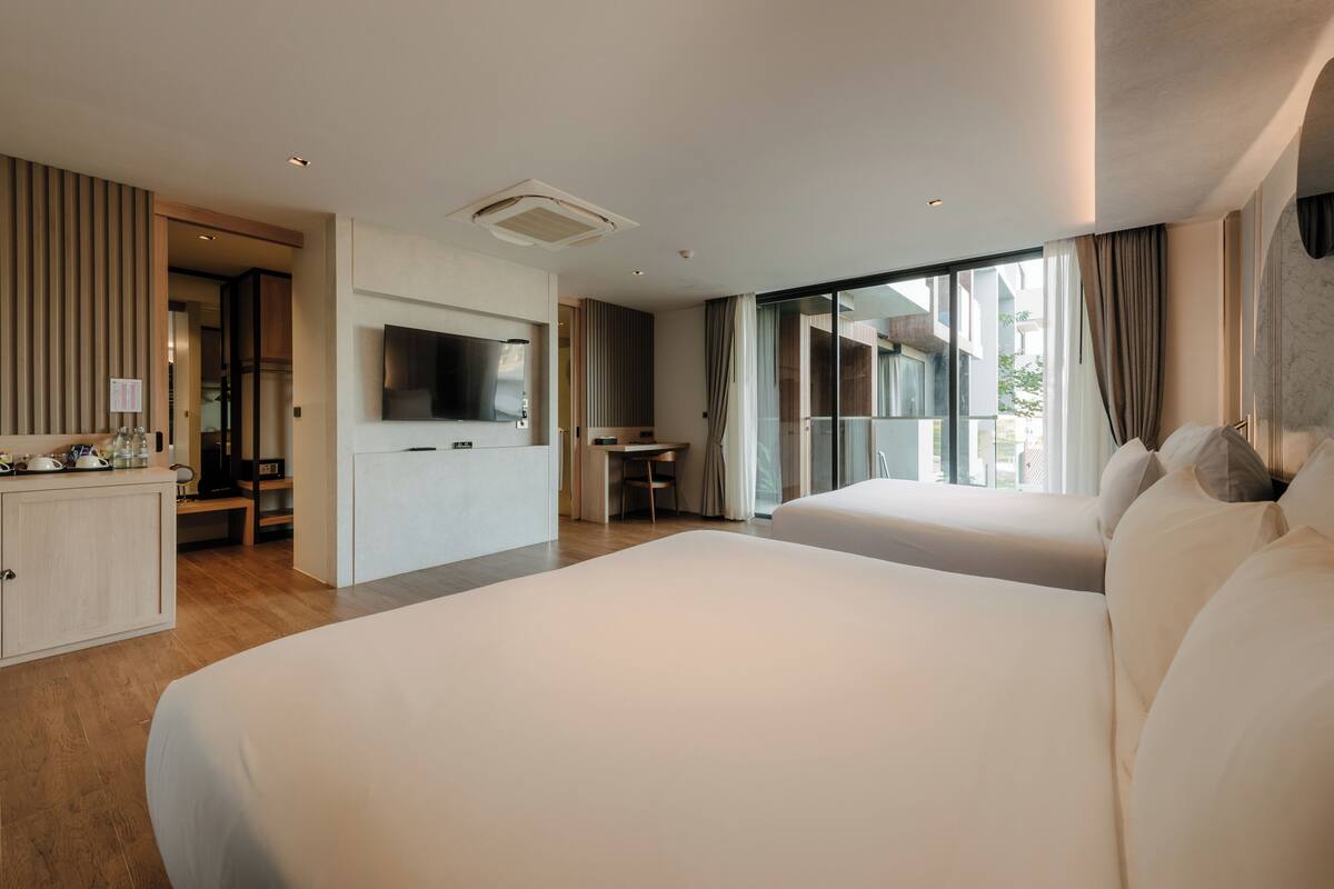 Family Suite Super King | Minibar với thức uống miễn phí, két bảo mật tại phòng, bàn 