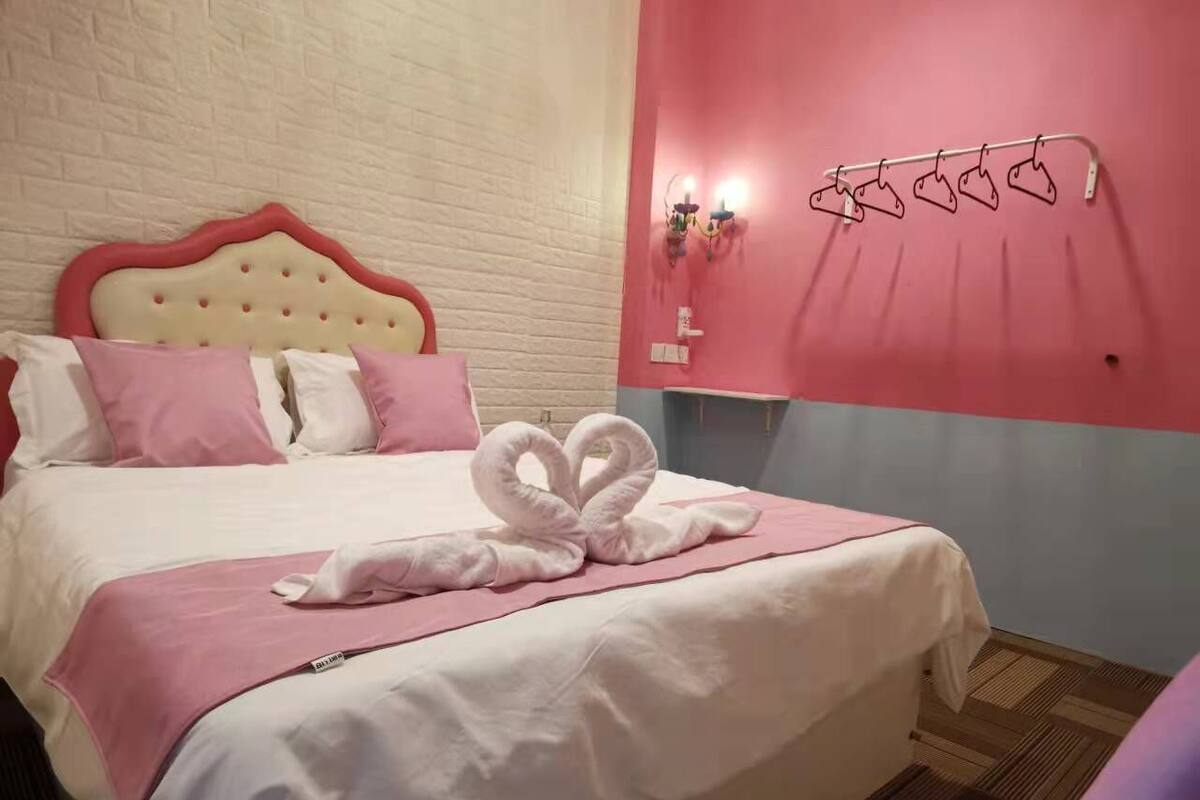 Habitación Deluxe, 1 cama Queen size | 1 habitación, tabla de planchar con plancha, wifi gratis y ropa de cama