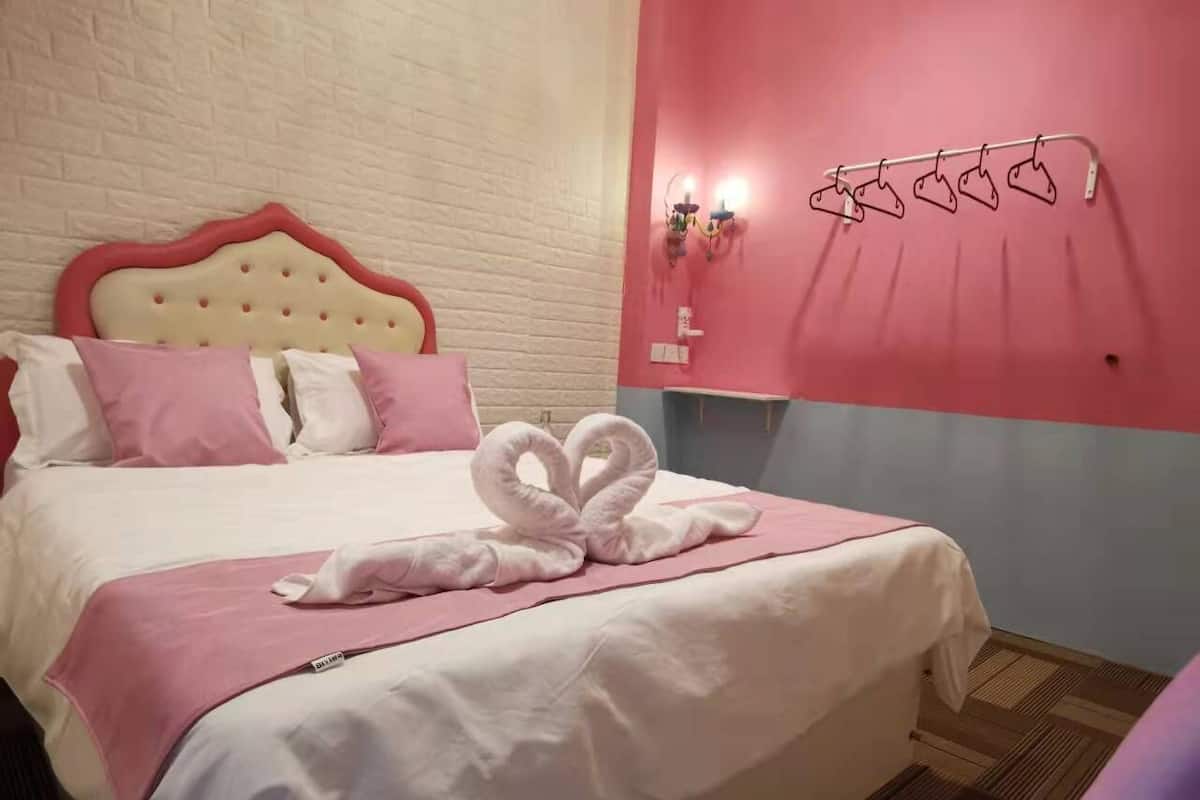 Deluxe Room, 1 Queen Bed | 1 bedroom, iron/ironing board, free WiFi, bed sheets