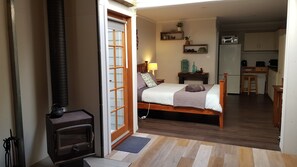 1 bedroom, free WiFi, bed sheets - Adorable Guest House with fireplace in forest setting. One or two Queen Beds. (Wallagoot)